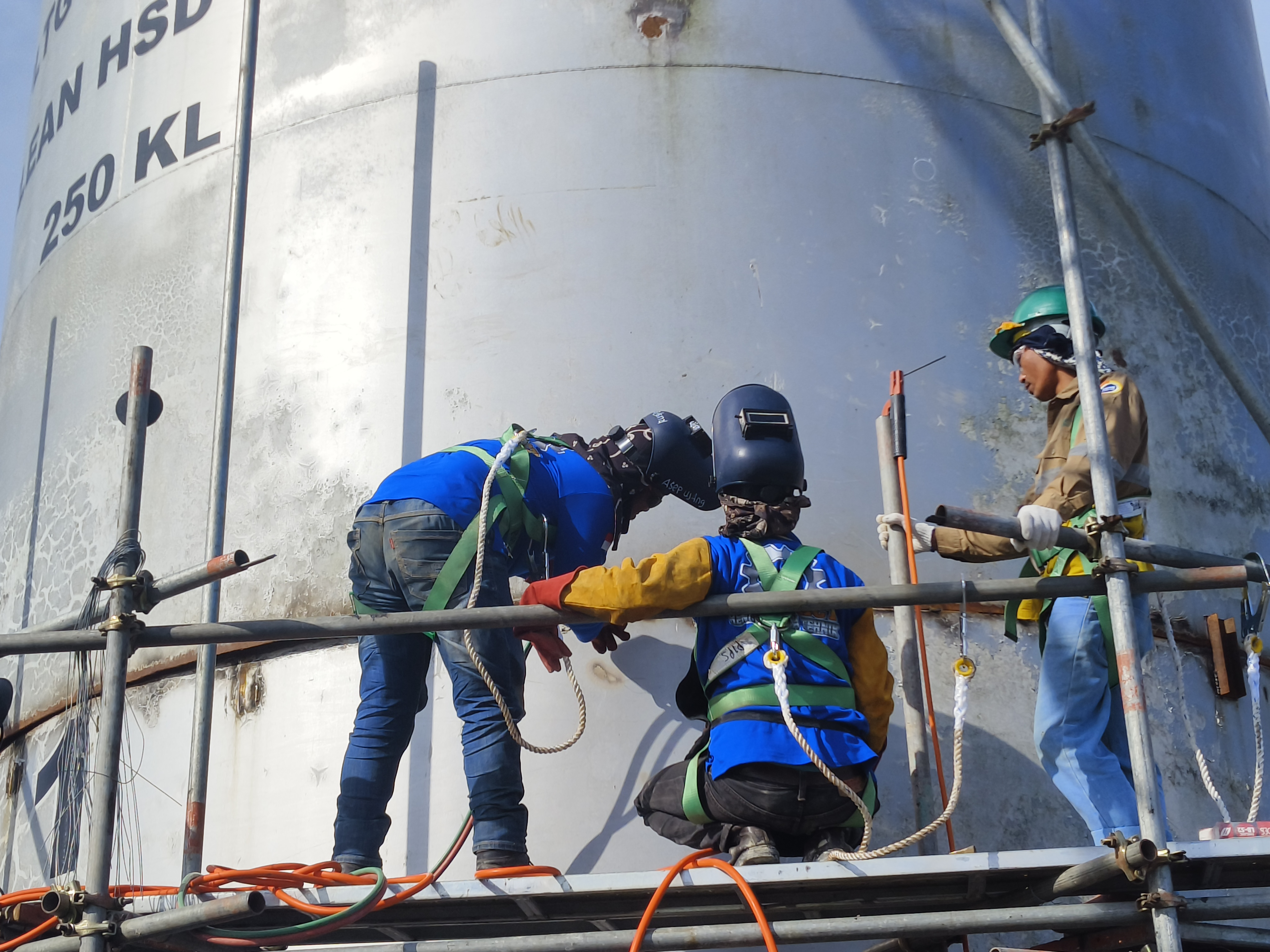 Proses Bevelling Tang 250KL Sebanyak 2 Sheel PLTG Tanjung Selor